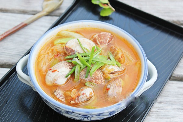 Món canh ngao kim chi đậm đà, kết hợp giữa vị ngọt của ngao và vị cay cay giòn giòn của món kim chi Hàn Quốc. 