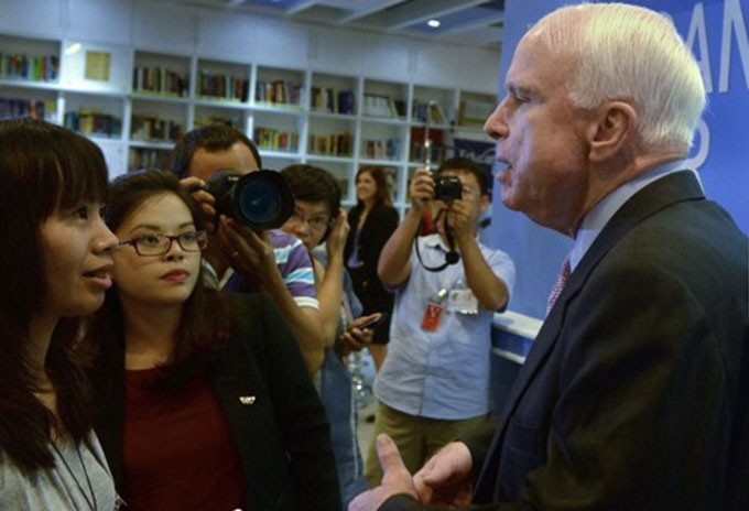 Thượng nghị sĩ John McCain gặp gỡ báo chí tại Hà Nội trong chuyến thăm đầu tháng 8. 