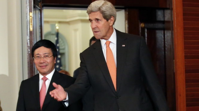 Phó thủ tướng Phạm Bình Minh và Ngoại trưởng Mỹ John Kerry trước khi bước vào cuộc hội đàm bàn về vấn đề hợp tác an ninh hàng hải. 