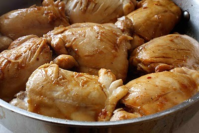 Cho gà vào chảo xào hành tỏi, chiên đến khi gà chuyển màu vàng nâu đều các mặt.