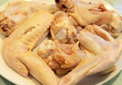 Thịt gà rửa sạch, chặt miếng nhỏ vừa ăn (có thể giữ lại da gà hay bỏ da tùy theo sở thích của bạn.)