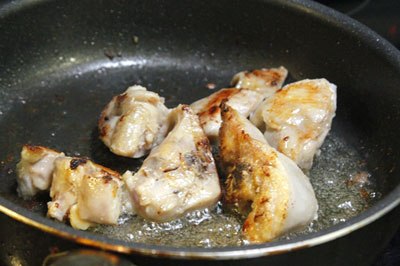 Đun nóng một ít dầu ăn ở chảo, cho gà vào chảo chiên vàng 2 mặt rồi vớt ra cho ráo dầu. Chiết bớt dầu ra bát, để lại chút dầu trong chảo sau khi gà đã rán xong.