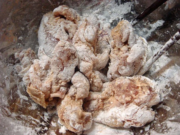 Trộn đều gà đã ướp với bột chiên giòn, để ngấm khoảng 10 phút.