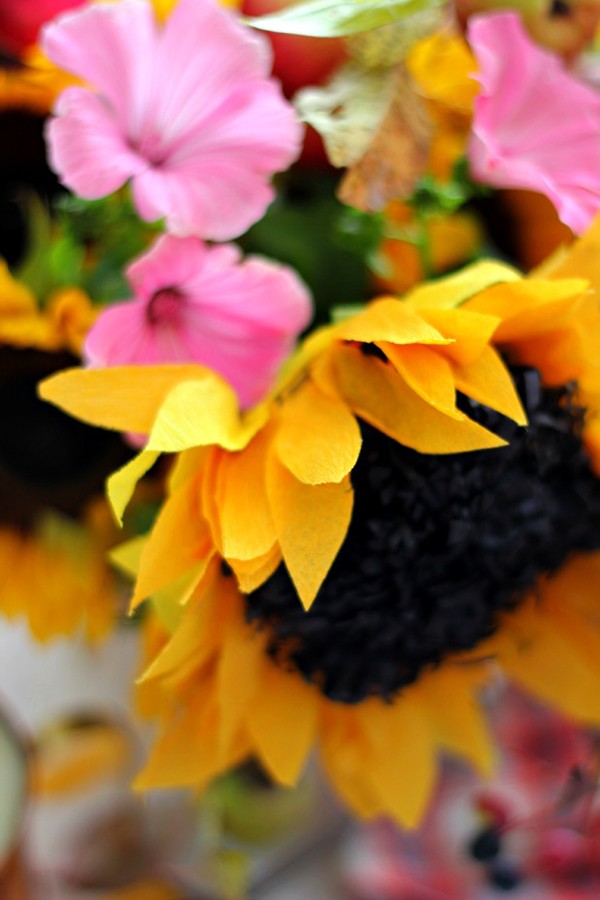 Bó hoa hướng dương là món quà đầy ý nghĩa sẽ rất nổi bật trên bàn làm việc của các nàng nhân ngày 20/10.