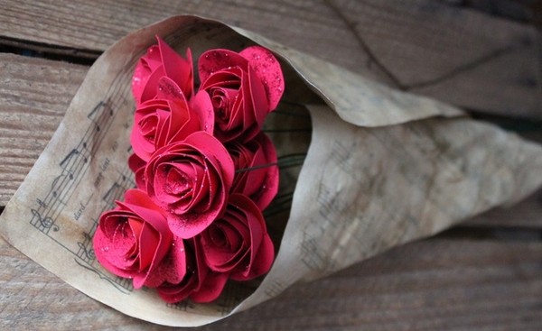 Nếu muốn mang tặng mẹ, có thể dùng giấy báo hoặc giấy gói hoa để có ngay một bó hoa xinh xắn tặng mẹ nhân ngày 20/10.