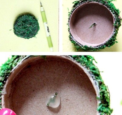 Dùng compa xác định vị trí tâm của nắp hộp, rồi dùi lỗ nhỏ xuyên qua tâm. Cắt 2 cành hoa nhỏ có chiều cao gấp 1,5-2 lần chiều cao nắp hộp, đâm xuyên hai cành hoa qua lỗ nhỏ giữa nắp hộp. Sau đó, cuộn đầu sợi kẽm cành hoa và dán cố định bằng súng bắn keo mặt trong nắp hộp là xong. Nên điều chỉnh chiều cao của cành hoa phù hợp với chiều cao của hộp quà trước khi dán cố định cành hoa.