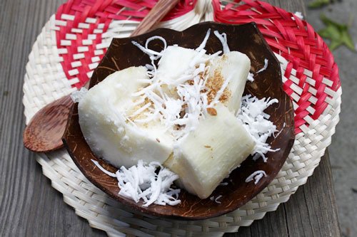 Khoai mì hấp nước dừa cùng lá dứa vừa thơm vừa béo, khi ăn rắc thêm ít muối mè và dừa nạo, rất thích hợp cho những buổi xế chiều ăn vặt. 