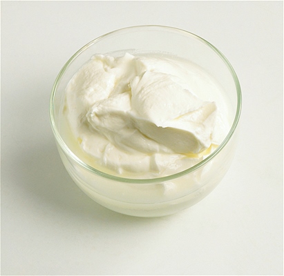 Kem tươi các bạn cho vào tủ lạnh để khoảng 10′, sau đó đem ra đánh cùng với đường đến khi nào bông đặc lên. Thêm yaourt phô mai vào trộn kĩ cho thật đều rồi lại cất trong tủ lạnh.