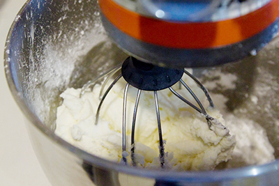 Cho bơ và đường vào thố rồi đánh đều.