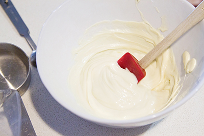 Đun chảy chocolate trắng, cho vào hỗn hợp bơ và đường rồi khuấy đều.