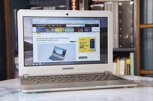Samsung Chromebook model 11.6-Inch có thiết kế nhỏ gọn, đẹp mắt với logo Samsung và trình duyệt Chrome bên ngoài là lựa chọn của sinh viên lẫn dân văn phòng với mức giá dưới 7 triệu. 