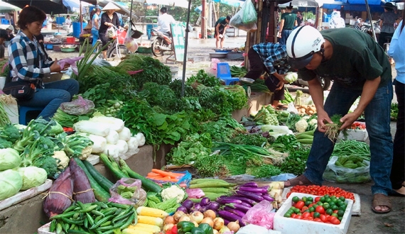 Nhu cầu của người tiêu dùng nhân ngày lễ Vu Lan tăng cao nên giá nhiều loại thực phẩm như rau, củ, quả, hải sản,... cũng tăng giá theo