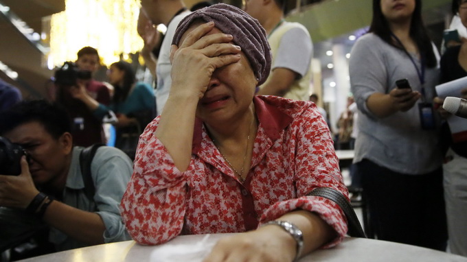 Những gương mặt không tránh khỏi nét lo lắng trước số phận người thân trên chuyến bay tử thần MH17