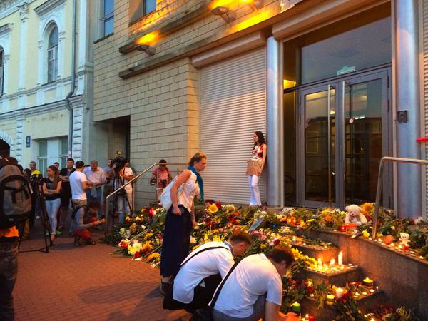 Người dân mang nến và vòng hoa đến cầu nguyện trước cửa đại sứ quán Hà Lan ở Kiev đau xót trước số phận người đi kẻ ở