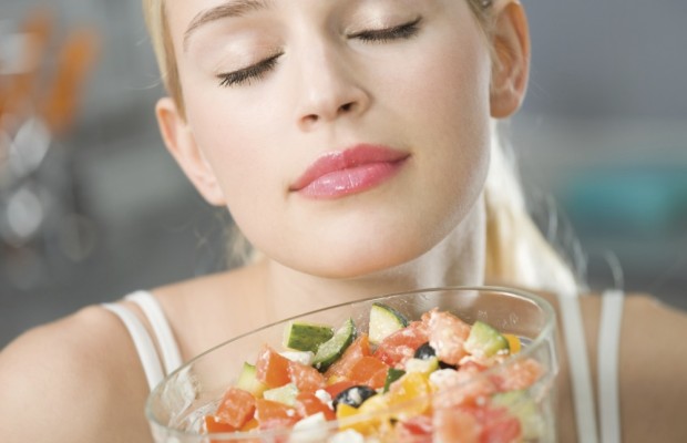 Ngửi một vài mùi hương giúp đánh lừa cảm giác no, khiến con người ăn ít đi, giúp giảm cân hiệu quả. 