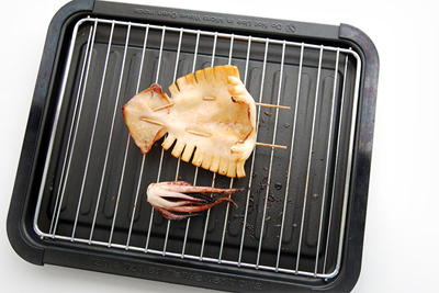 Nướng mực ở 180 độ C trong 20 – 25 phút. Nếu không có lò nướng thì có thể nướng trên than nhé!