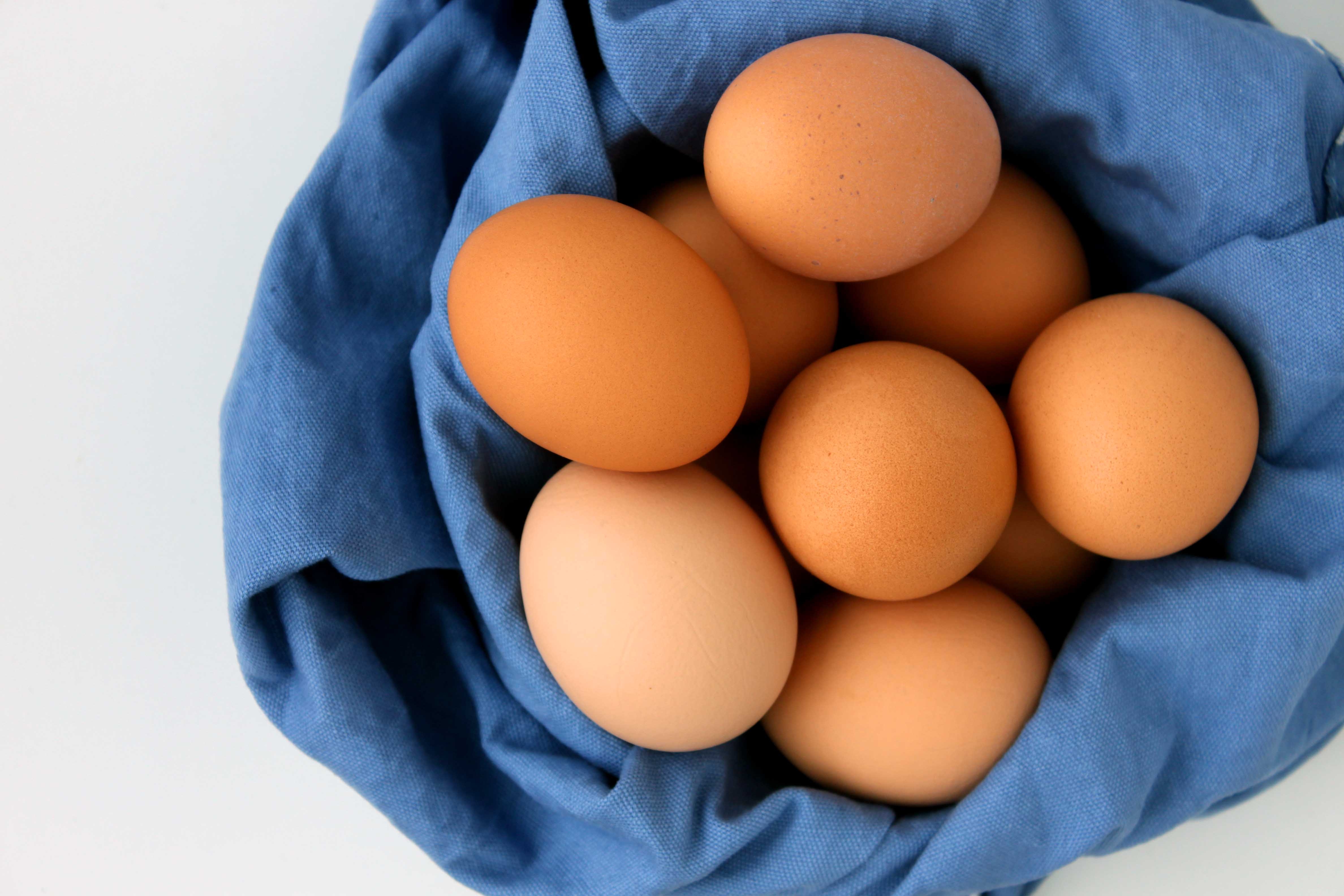 Nhận biết thực phẩm an toàn là trứng gà giúp người tiêu dùng tránh mua phải trứng giả, kém chất lượng