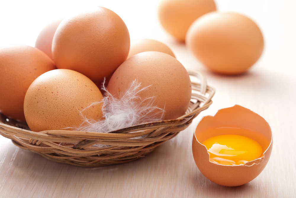 Phân biệt trứng gà giả và thật bằng phương pháp soi trứng giúp người tiêu dùng đảm bảo an toàn vệ sinh thực phẩm