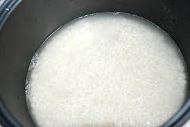 Gạo tẻ, gạo nếp vo sạch, ngâm nước nóng 1 giờ, gạo hơi mềm vớt ra.