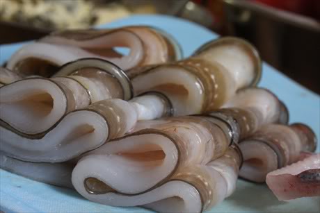 Cho lươn ra đĩa, để nguội, gỡ thịt và xương riêng ra. Phần thịt lươn dằm nhỏ để trẻ có thể ăn được. Phần xương lươn thì ninh lấy nước dùng hoặc đem giã nhuyễn, lọc (giống như lọc cua) lấy nước dùng, đem nấu cháo.