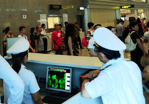 Sân bay quốc tế Đà Nẵng hiện đặt thiết bị đo thân nhiệt hành khách bay đến từ vùng có dịch Ebola. 