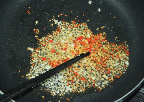 Bắc chảo sạch lên bếp. Làm nóng dầu ăn trong chảo, xào gừng, ớt và tỏi, phần thân trắng của hành lá ở ngọn lửa trung bình. 