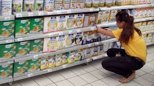 Người tiêu dùng phấn khởi vì giá sữa giảm mạnh sau những ngày đầu áp giá trần 