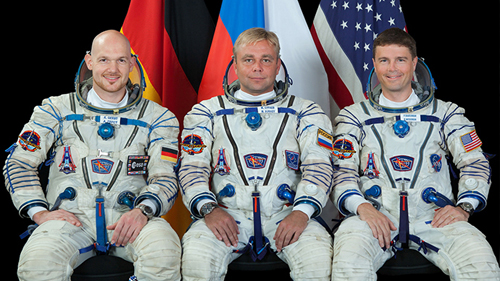 Ba phi hành gia từ trái sang phải – Alexander Gerst, Maxim Suraev, Reid Wiseman đã mang ruồi giấm thí nghiệm trên vũ trụ về Trái Đất. 