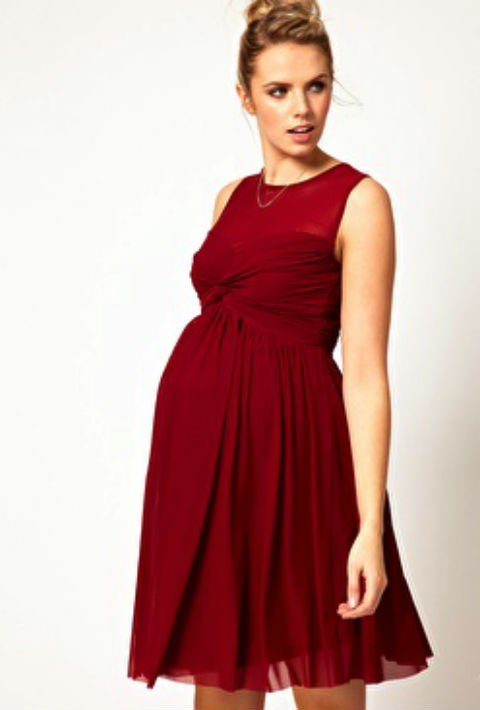 Quà noel cho bà bầu là một chiếc váy bầu màu đỏ sẽ khiến các bà vợ cảm thấy thích thú
