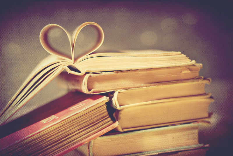 Quà giáng sinh cho bạn gái ý nghĩa là một cuốn sách nàng yêu thích hoặc một chiếc thước kẹp sách