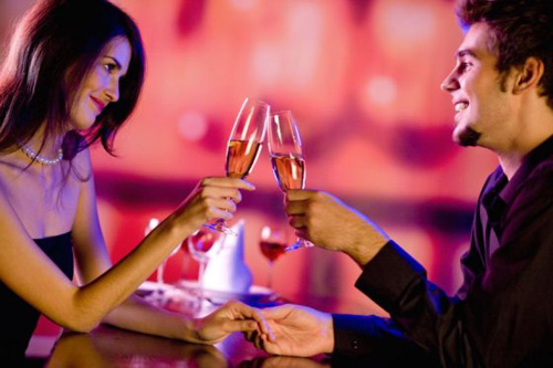 Một bữa tối lãng mạn vào dịp noel giúp tình cảm hai người thêm thân thiết