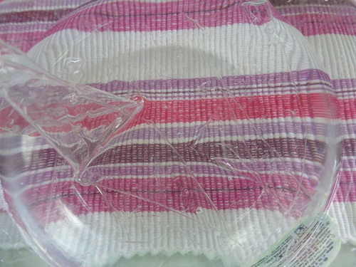 Lá gelatin ngâm vào nước lạnh.