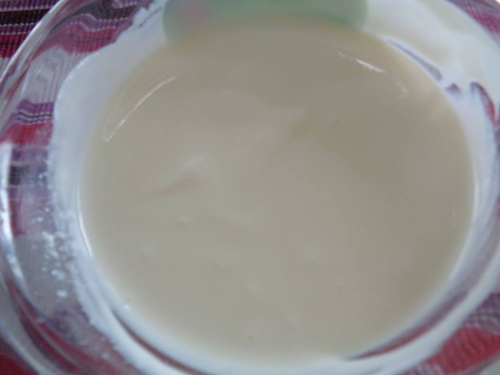 Vớt lá gelatin ra, cho vào khuấy đều.