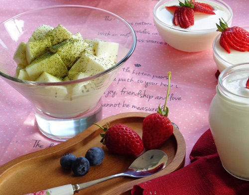 Khi ăn, dùng dao cắt sữa chua dẻo thành từng miếng vuông rồi cho vào ly, cốc. Múc vào bên dưới một ít đá bào, thêm sữa chua dẻo lên trên rắc chút bột trà xanh, bột cacao lên trên rồi thưởng thức nhé!
