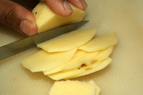 Khoai tây cũng cắt miếng dài bằng sườn. Sau khi cắt nên ngâm qua nước ấm hoặc nước muối loãng để tránh bị thâm.