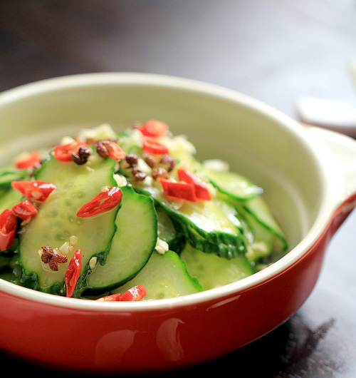 Salad dưa chuột theo ẩm thực Trung Quốc giòn giòn thơm mùi hạt tiêu, ớt chiên vô cùng thú vị. 