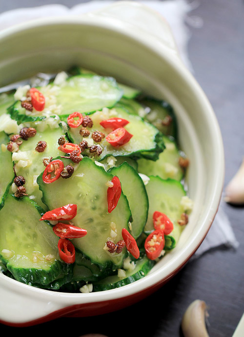 Bày salad dưa chuột ra đĩa rồi thưởng thức nhé! (Nếu cho dưa chuột vào tủ lạnh khoảng 15 phút, salad sẽ ăn ngon hơn rất nhiều.)