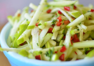 Món salad táo dưa chuột hương vị chua chua, giòn giòn và mát lạnh khá thích hợp cho những bữa cơm ngày nắng nóng, giúp giảm cân nhanh chóng. 