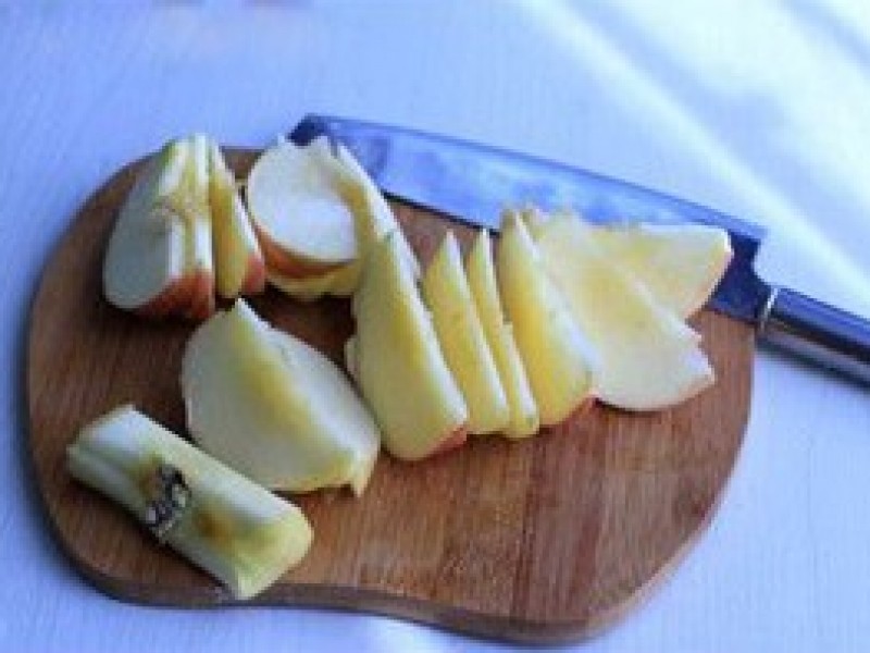 Sau đó, thái táo và dưa chuột thành các thanh dài, mỏng và nhỏ để chuẩn bị trộn salad.