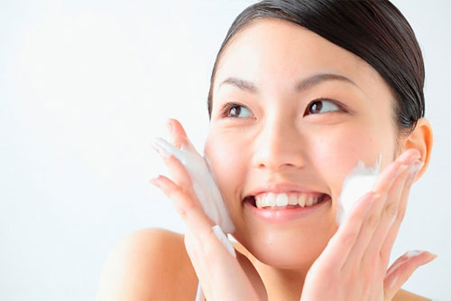 Rửa mặt đúng 4 bước cơ bản với sữa rửa mặt để sở hữu làn da mịn màng, khỏe đẹp