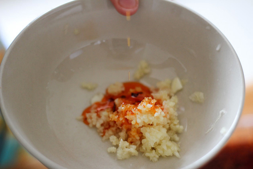 Làm sốt tỏi: Trộn tất cả các nguyên liệu làm sốt tỏi vào với nhau sao cho chua chua ngọt ngọt.