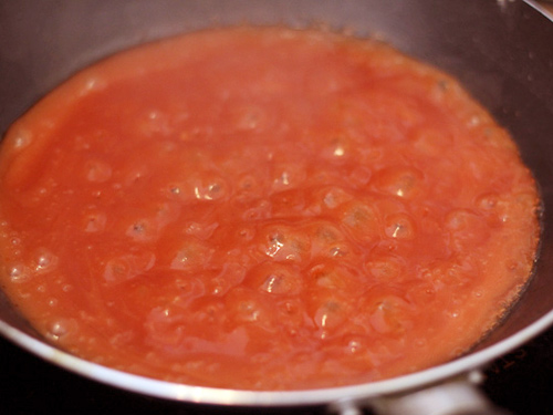 Để lại khoảng  5ml dầu ăn trong chảo rồi cho nước sốt chua ngọt vào, đun trong 2 phút.