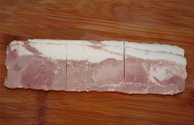 Cắt thịt xông khói theo từng miếng với chiều dài và rộng khoảng 7cm - 4cm hoặc mua thịt xông khói cắt sẵn trong siêu thị cũng được.