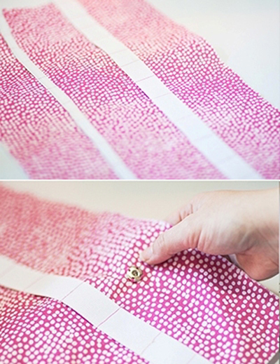 Khâu các đoạn chỉ ngắn để cố định 2 dây chun với tấm vải, các đường chỉ khâu cách nhau 2cm-3cm. Làm dấu vị trí chiếc túi đã khâu ở bước 4 lên 1/3 tấm vải hồng và khâu 4 hạt nút bấm.