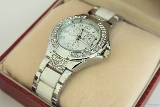 Nên chú ý đến tính năng nổi bật của đồng hồ Guess nữ trước khi quyết định mua. 
