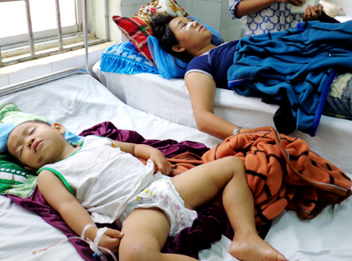 Mẹ con chị Hạnh được đưa vào bệnh viện sau vụ tai nạn đâm ô tô.
