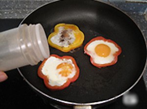 Chờ cho trứng cố định, chiên trong lửa nhỏ thôi nha! Trứng hơi se se thì rắc muối tiêu lên trên là xong rùi.