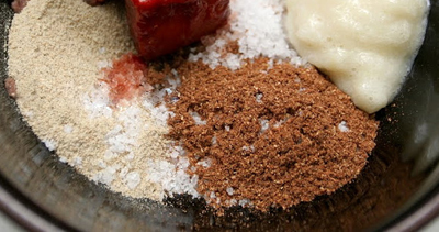 Trộn đều muối, đường, hạt tiêu, ngũ vị hương, tỏi bào, rượu trắng lại với nhau để làm thành gia vị tẩm ướp.