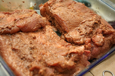 Xoa đều gia vị ướp lên bề mặt của miếng thịt (trừ phần bì).