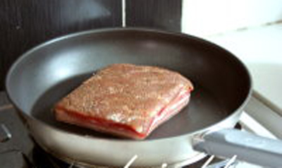 Cho một ít dầu ăn vào chảo, đặt phần bì vào chảo rán trước. Nếu miếng thịt quá to thì nên hấp thịt khoảng 15' trước khi tẩm ướp để thịt khi quay xong không bị sống.